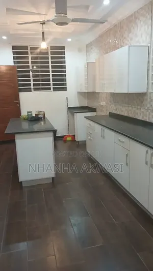 5bdrm House in Lashibi, Sakumono for rent