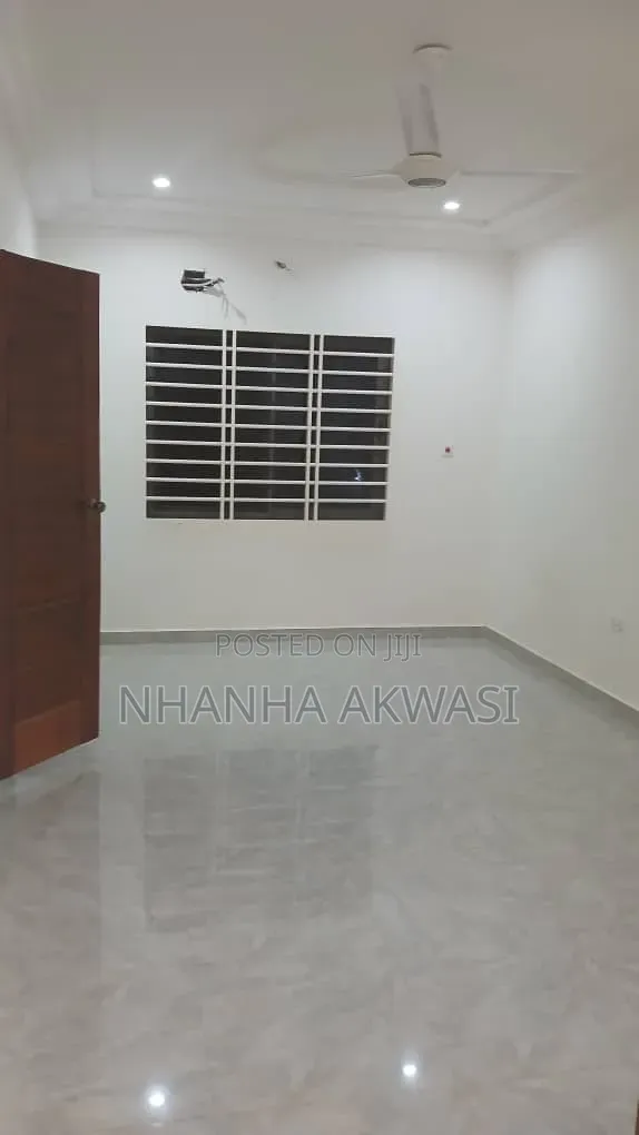 5bdrm House in Lashibi, Sakumono for rent