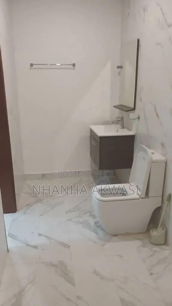 5bdrm House in Lashibi, Sakumono for rent