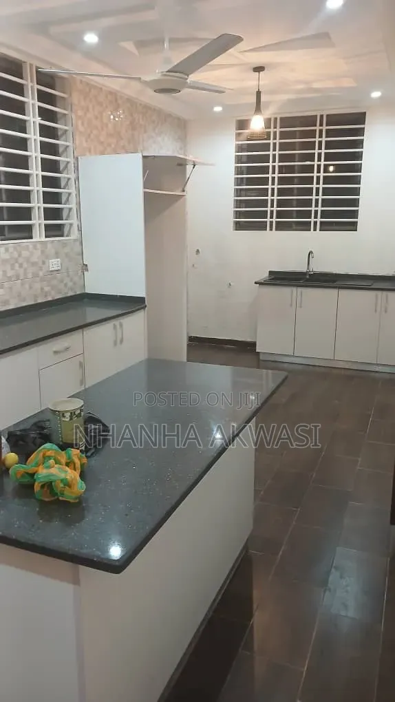 5bdrm House in Lashibi, Sakumono for rent