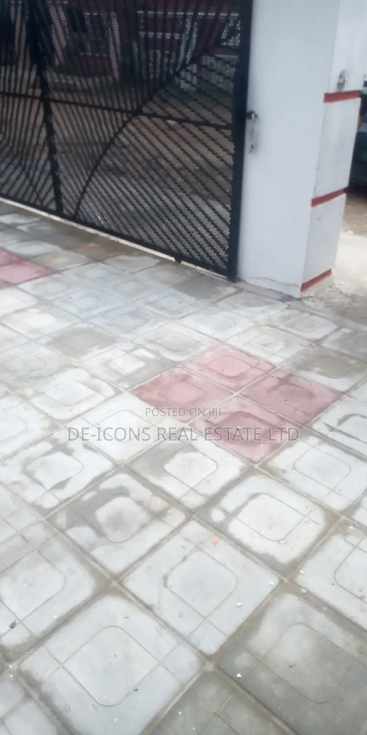 1bdrm Duplex in De-Icons Real Estate, Awutu Senya East Municipal