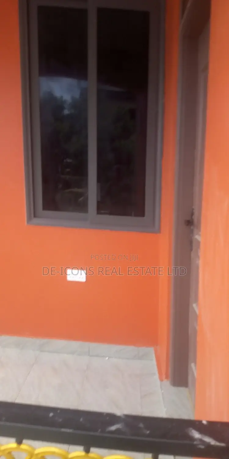 1bdrm Duplex in De-Icons Real Estate, Awutu Senya East Municipal