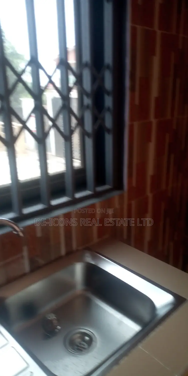 1bdrm Duplex in De-Icons Real Estate, Awutu Senya East Municipal