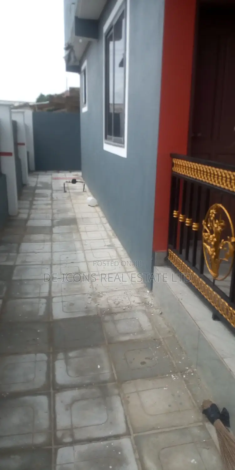 1bdrm Duplex in De-Icons Real Estate, Awutu Senya East Municipal