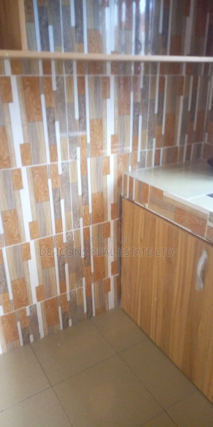 1bdrm Duplex in De-Icons Real Estate, Awutu Senya East Municipal