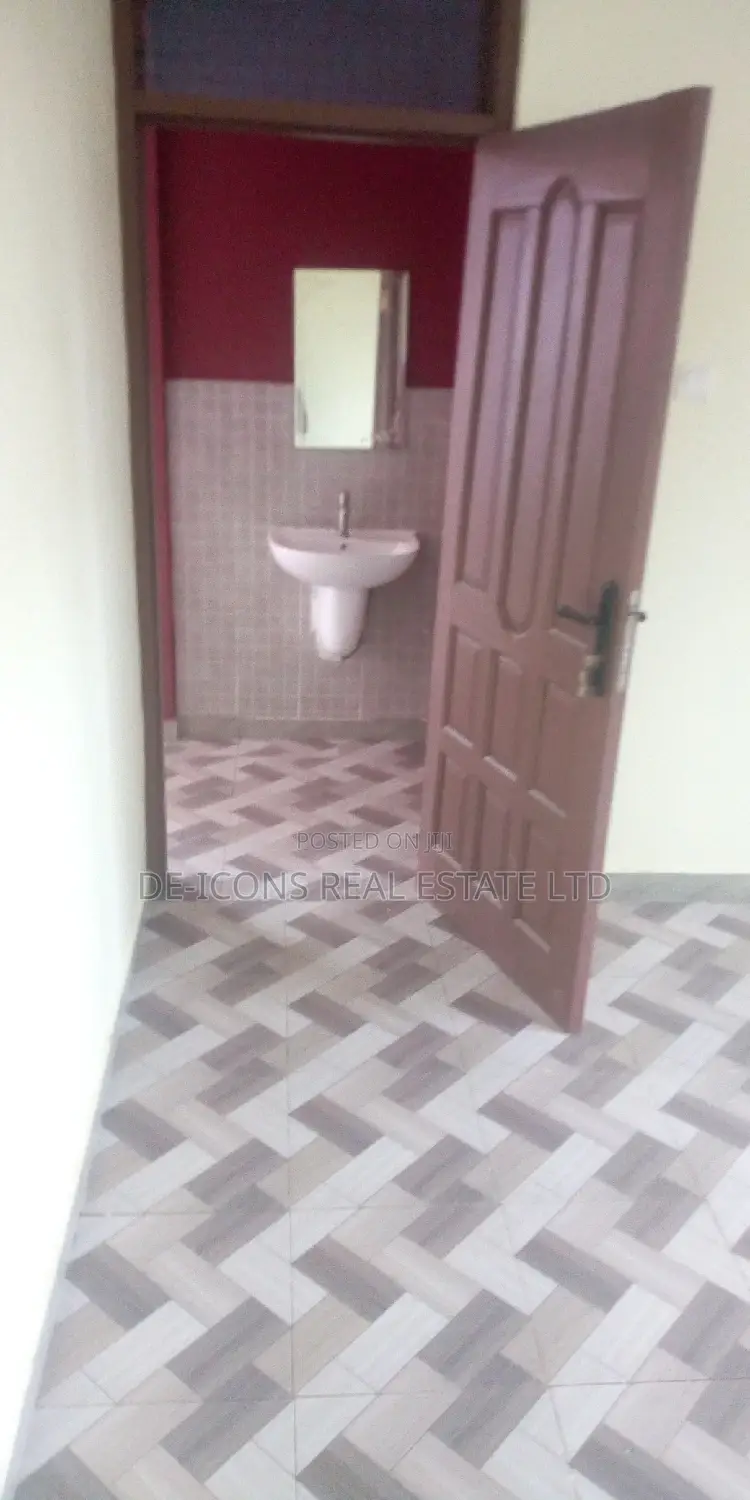 1bdrm Duplex in De-Icons Real Estate, Awutu Senya East Municipal