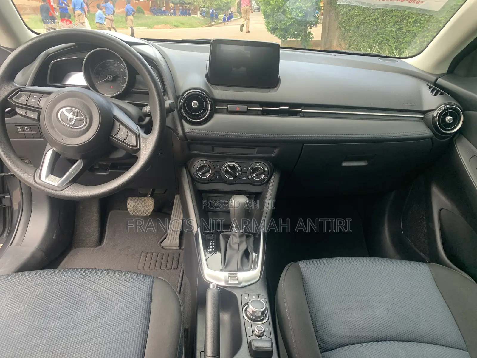 Toyota Yaris 1.5 Sedan XLE 2020 Gray