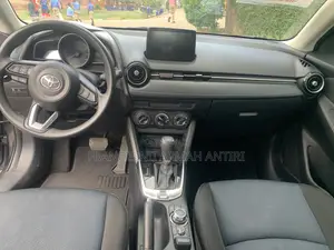 Toyota Yaris 1.5 Sedan XLE 2020 Gray