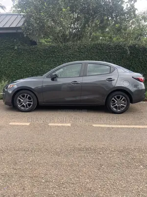 Toyota Yaris 1.5 Sedan XLE 2020 Gray