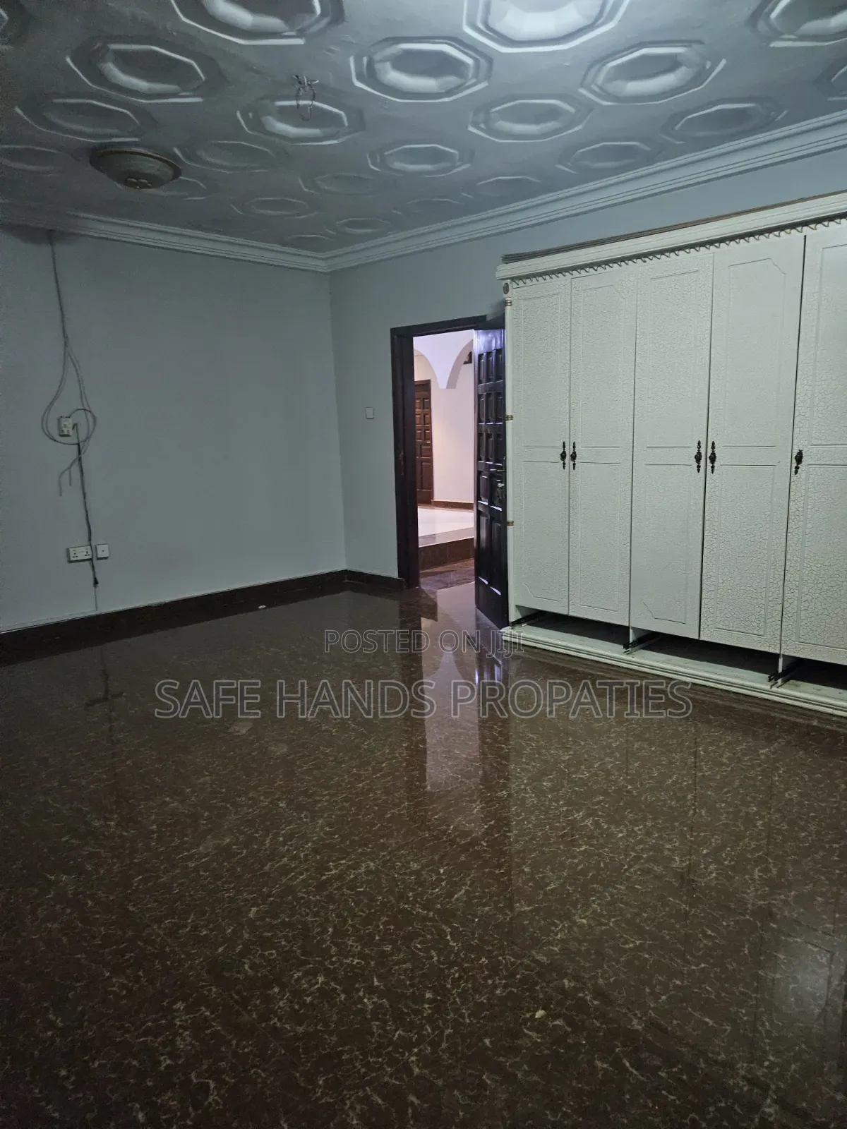 5bdrm House in Lakeside, Accra Metropolitan for sale
