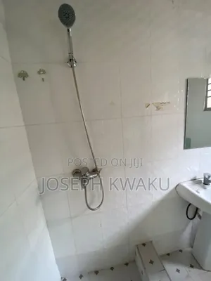 3bdrm House in Botwe Zoom Lion, Boundary Road Area for rent