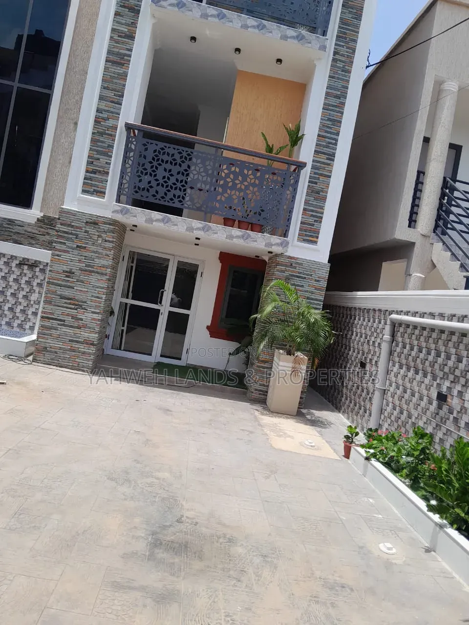 2bdrm Apartment in Glowlump, Baatsona Total for rent