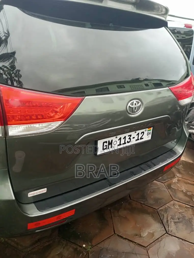 Toyota Sienna 7 Passenger 2012 Gold