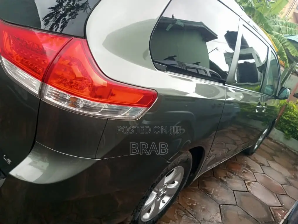Toyota Sienna 7 Passenger 2012 Gold