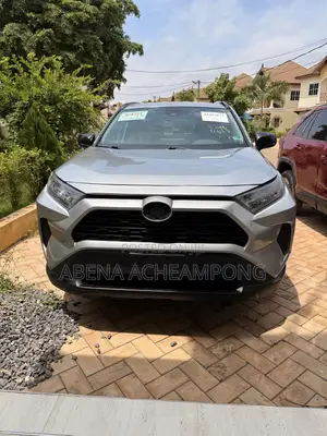 Toyota RAV4 LE 2021 Silver