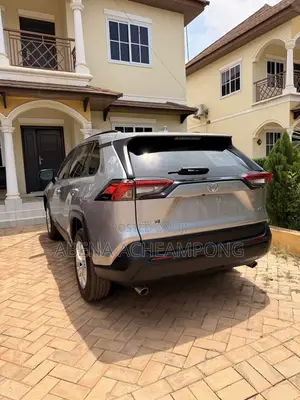 Toyota RAV4 LE 2021 Silver