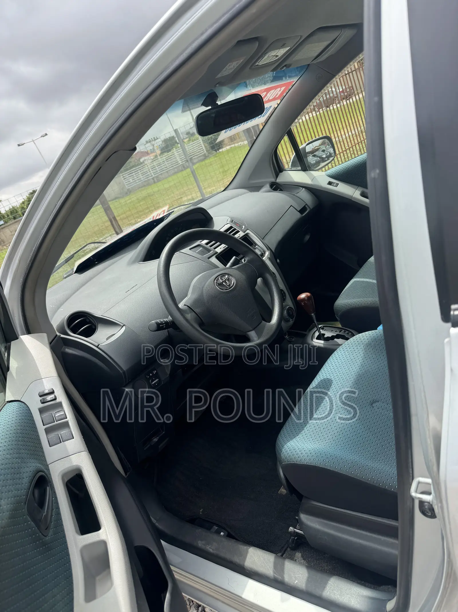 Toyota Vitz 2010 Silver