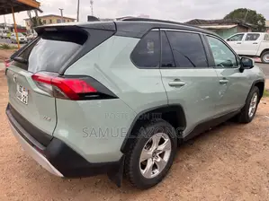 Toyota RAV4 XLE AWD 2019 Green