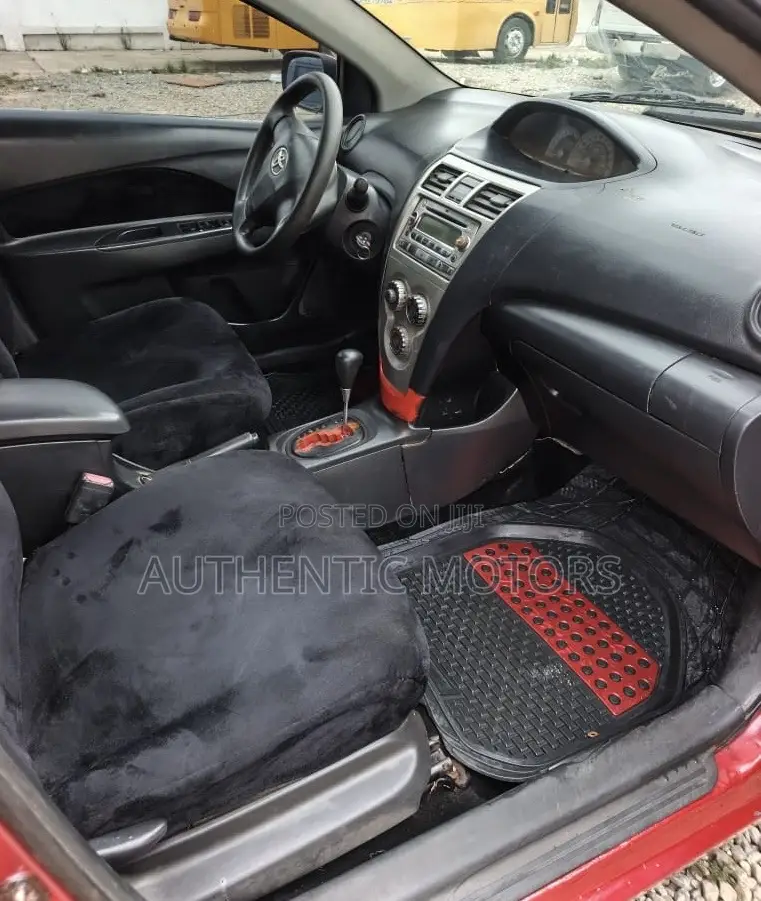 Toyota Yaris Base Sedan 4dr 2010 Red