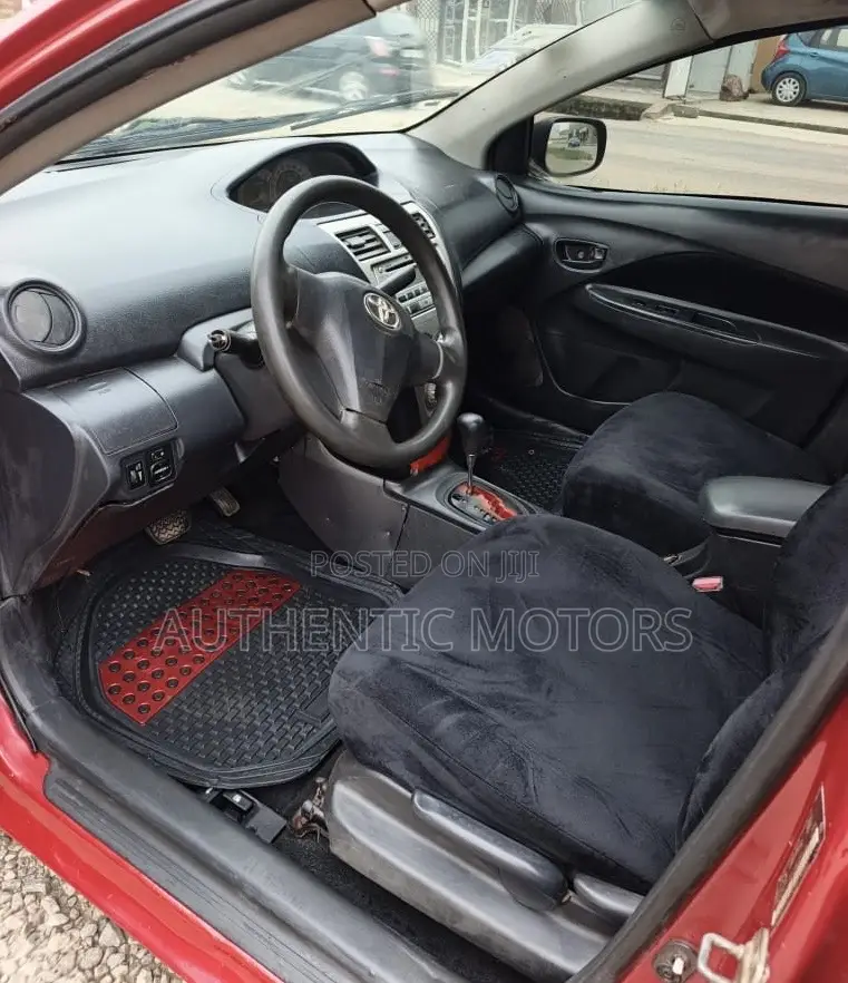 Toyota Yaris Base Sedan 4dr 2010 Red