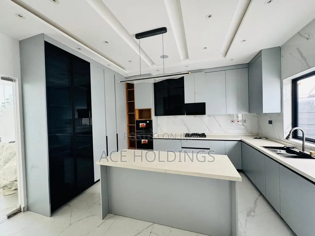 4bdrm Mansion in School Junction for sale