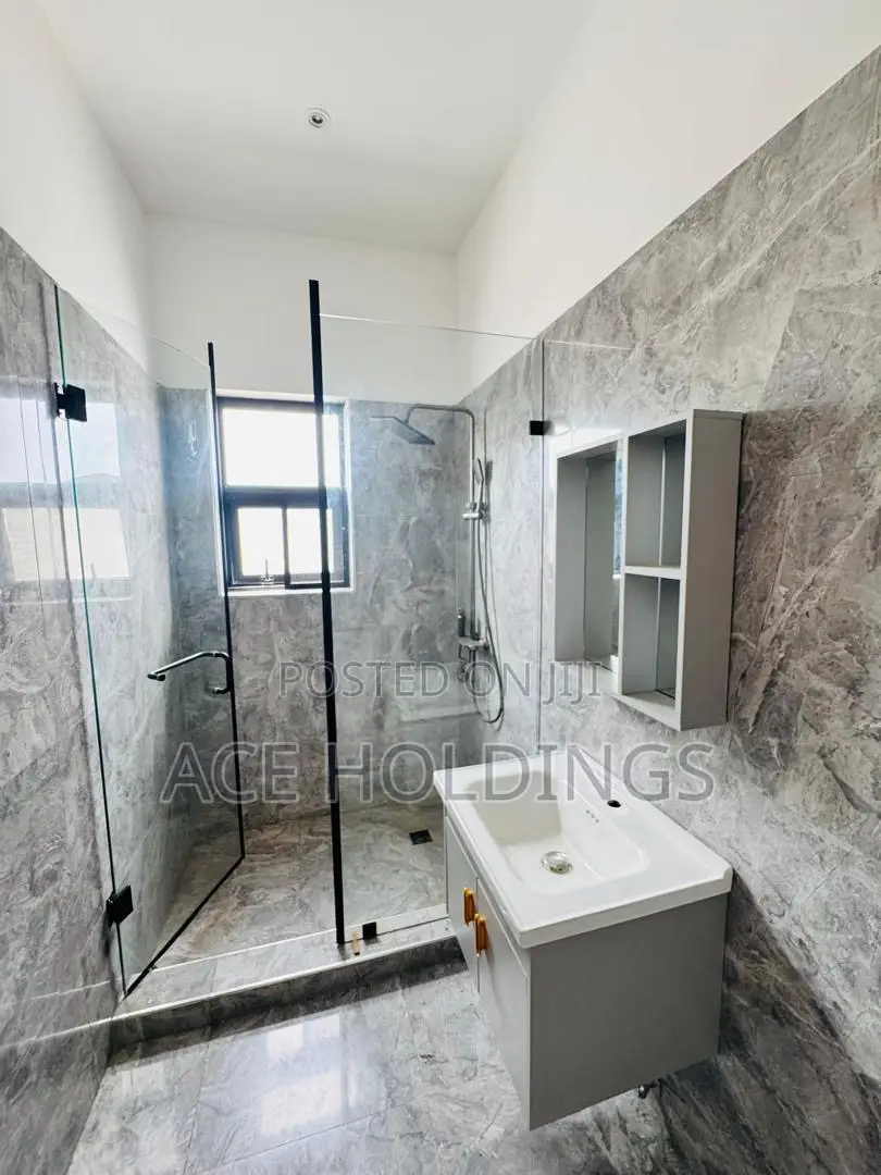 4bdrm Mansion in School Junction for sale