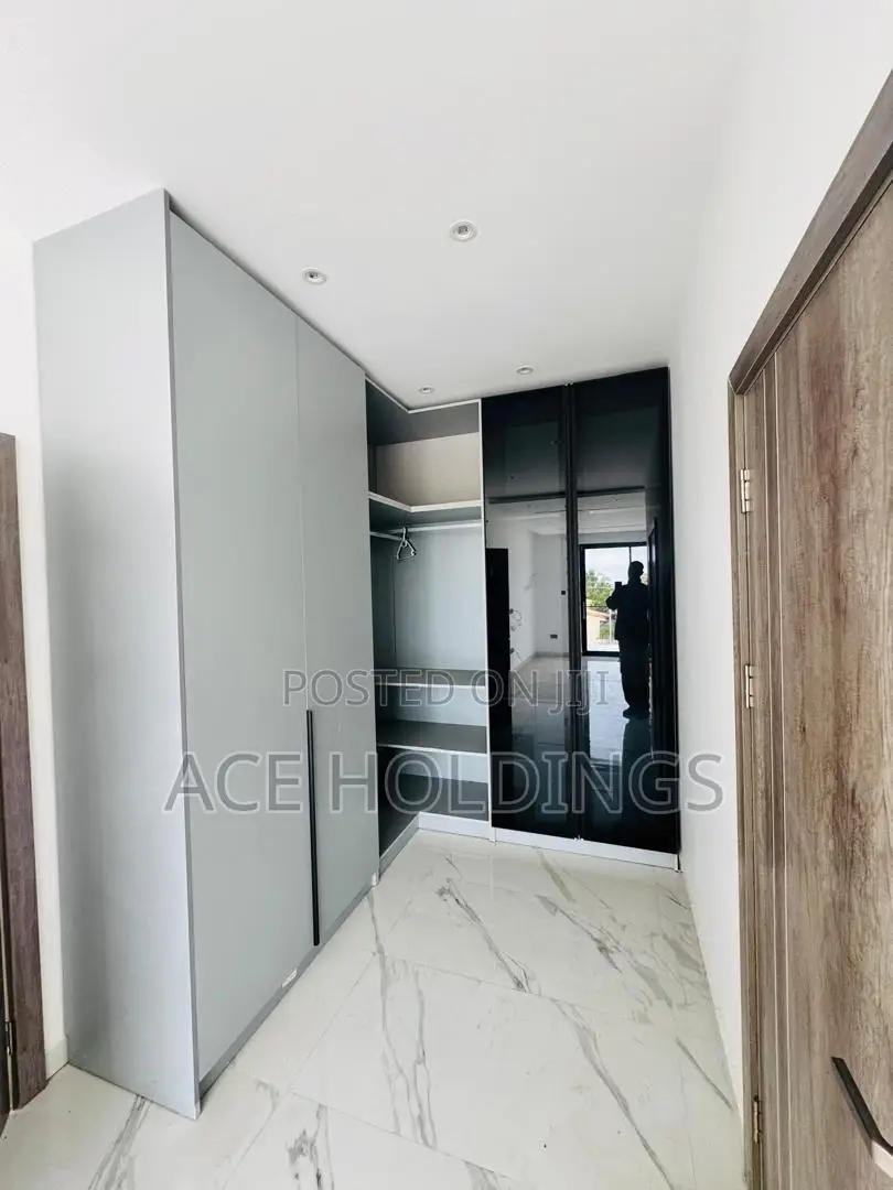 4bdrm Mansion in School Junction for sale