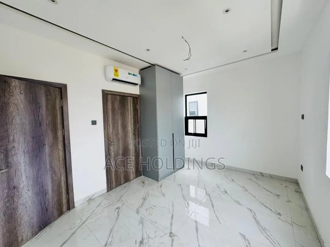 4bdrm Mansion in School Junction for sale