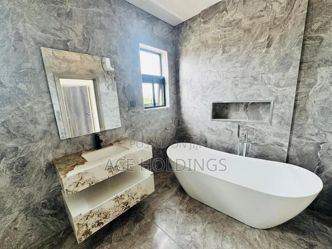 4bdrm Mansion in School Junction for sale