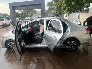 Toyota Yaris 2010 Silver