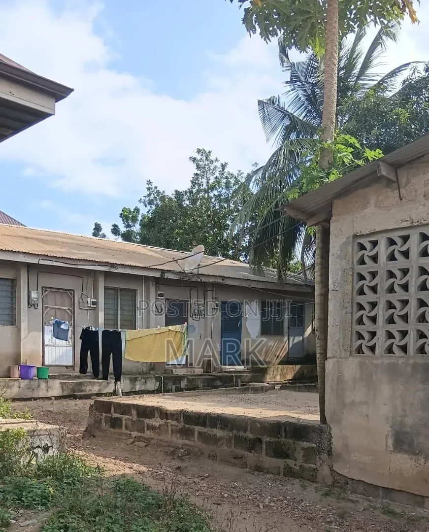 4bdrm Apartment in Kaaf Estate, Gomoa East for sale