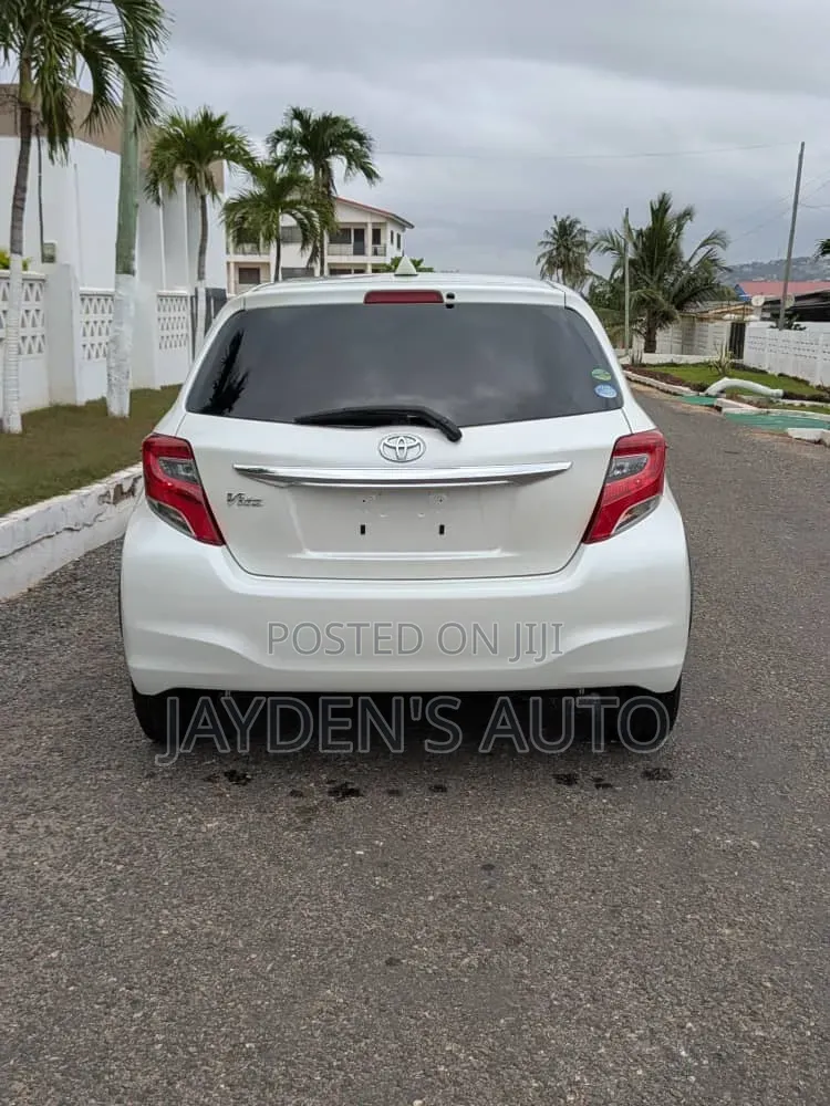 Toyota Vitz 2014 Off white