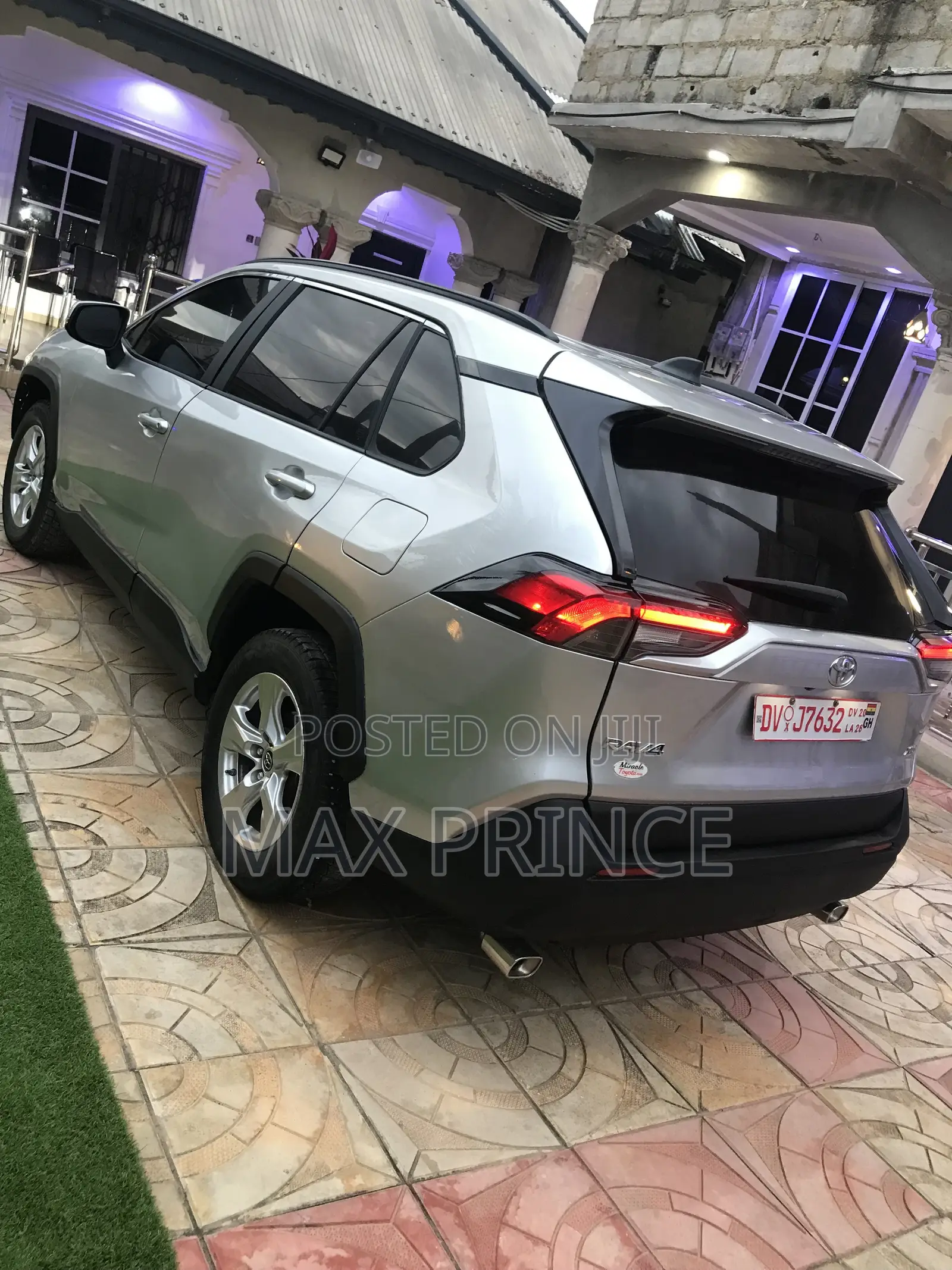 Toyota RAV4 XLE FWD 2019 Silver