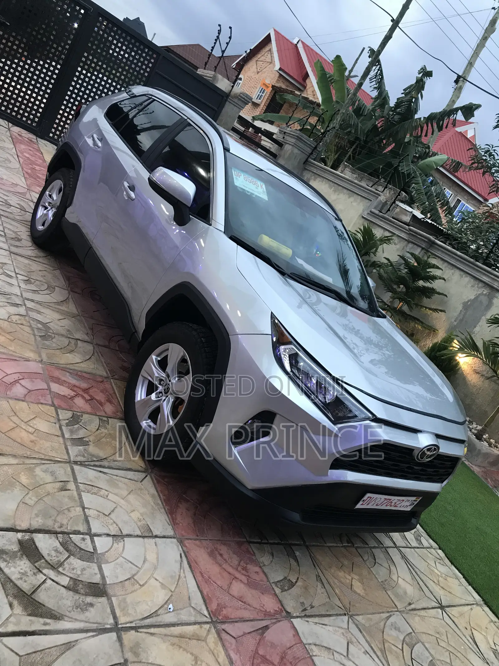 Toyota RAV4 XLE FWD 2019 Silver