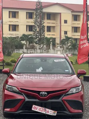 Toyota Camry SE 2021 Red
