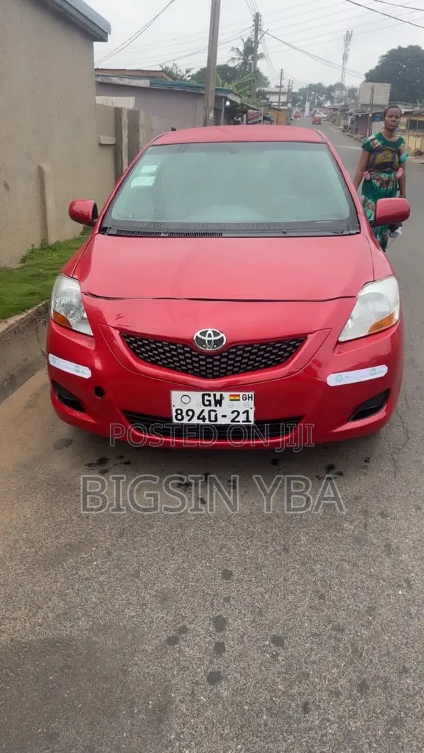 Toyota Yaris Base Hatchback 5dr 2010 Red