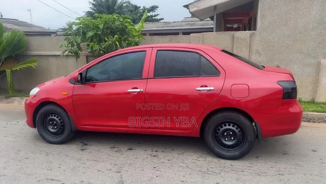 Toyota Yaris Base Hatchback 5dr 2010 Red