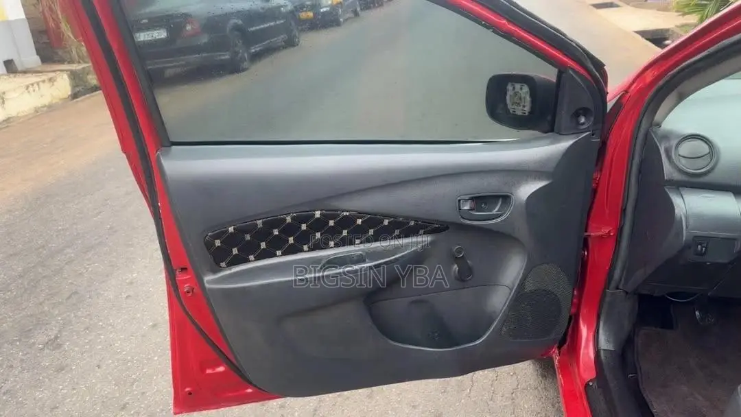 Toyota Yaris Base Hatchback 5dr 2010 Red