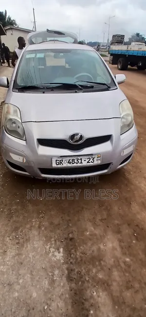 Toyota Vitz 2010 Silver
