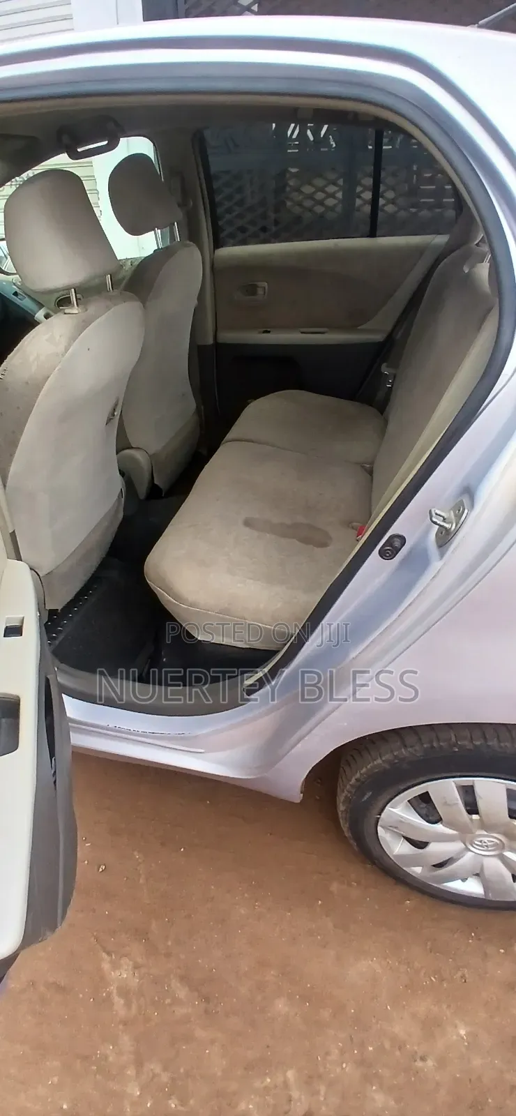 Toyota Vitz 2010 Silver