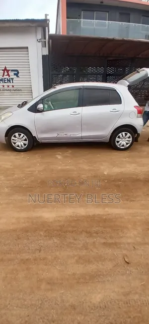 Toyota Vitz 2010 Silver