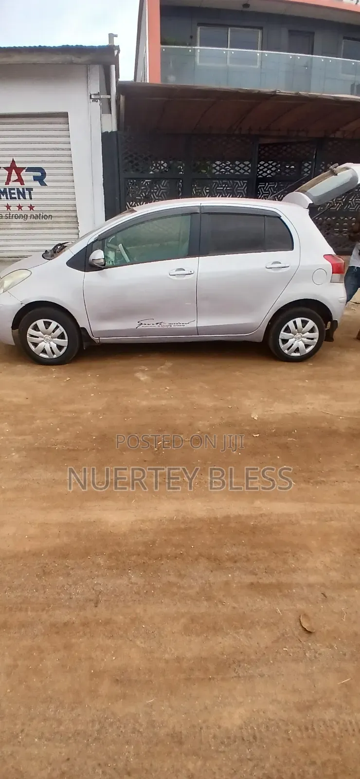 Toyota Vitz 2010 Silver