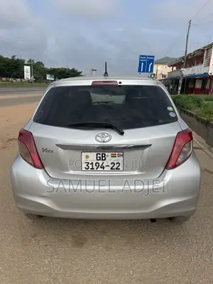 Toyota Vitz 2012 Silver