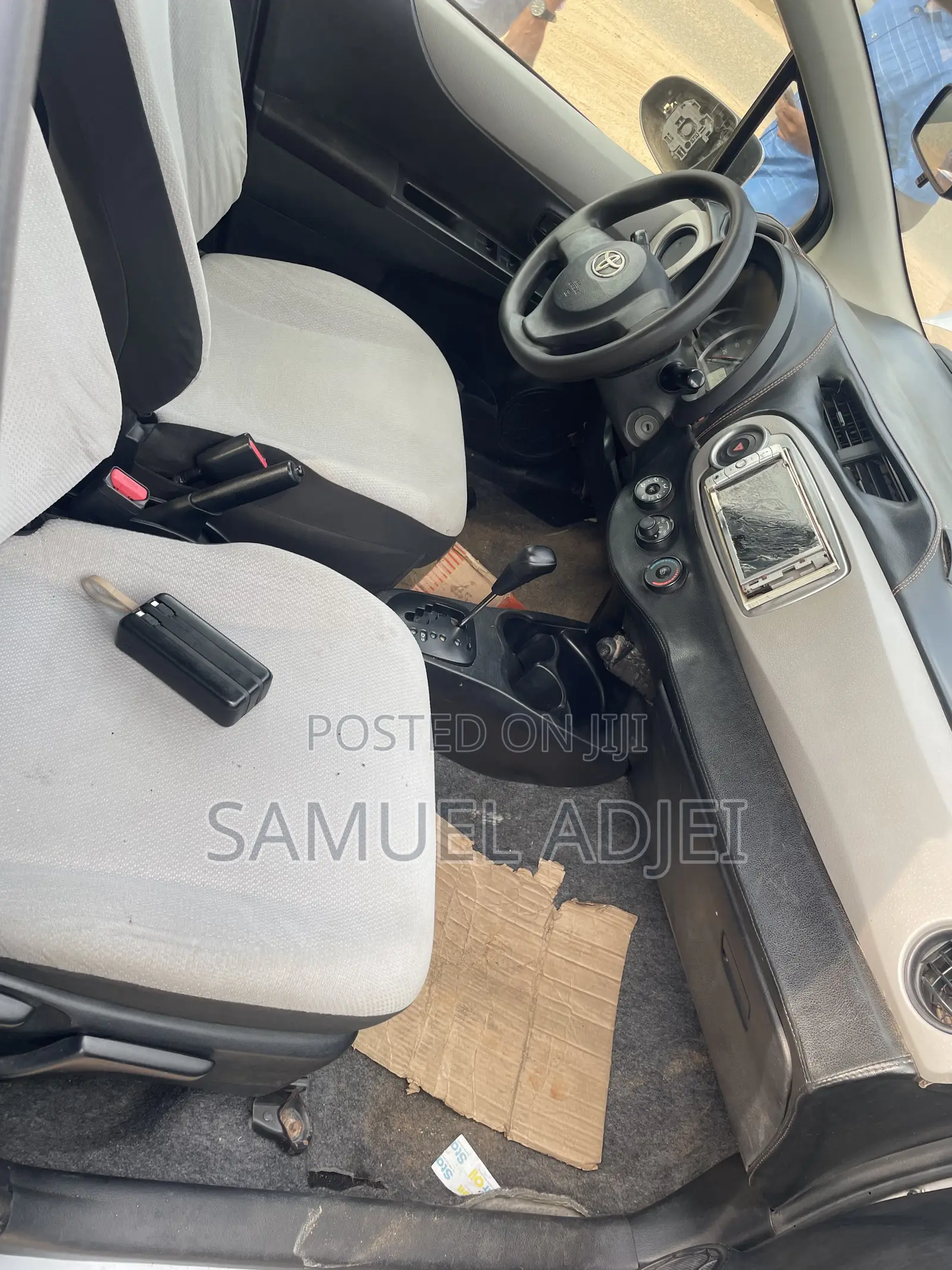 Toyota Vitz 2012 Silver