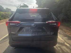 Toyota RAV4 XLE 2021 Gray