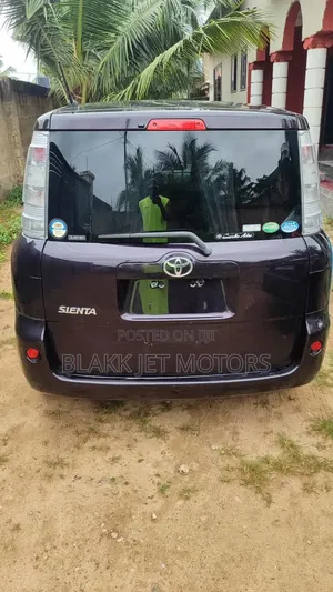 Toyota Sienta 2012 Brown