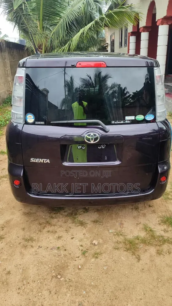 Toyota Sienta 2012 Brown