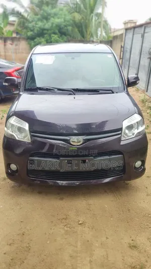Toyota Sienta 2012 Brown