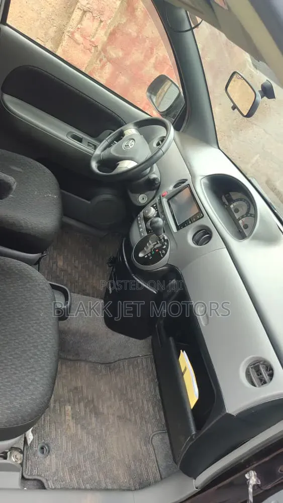 Toyota Sienta 2012 Brown