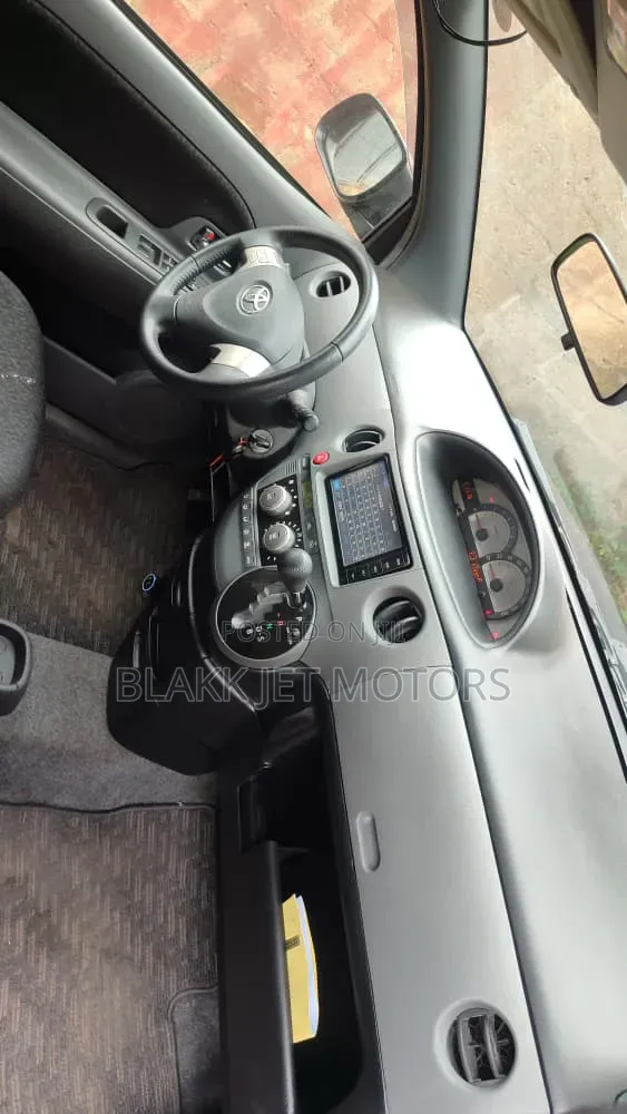 Toyota Sienta 2012 Brown